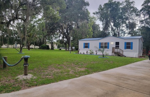 Welaka Casa | Cozy 3-bedroom, 2 full bath mobile home on half acre in charming Welaka!