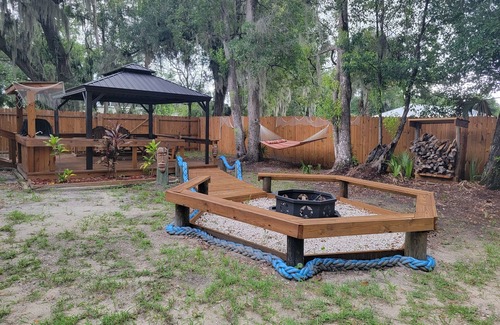Welaka Casa | Cozy 3-bedroom, 2 full bath mobile home on half acre in charming Welaka!