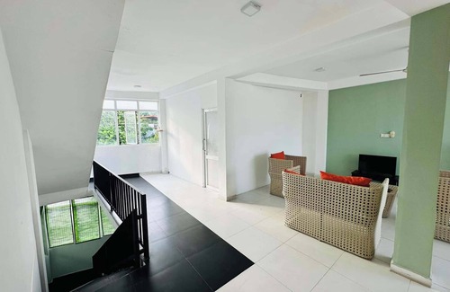 Maharagama Apartamento | Cozy 3-bedroom apartment in welcoming Nugegoda with WiFi, AC