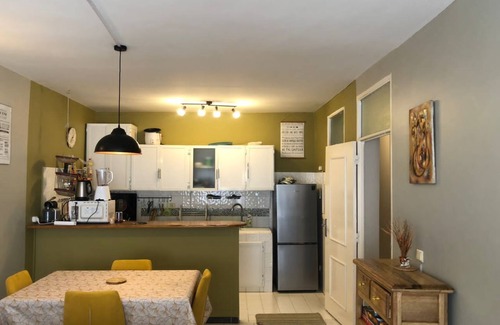Yof Apartamento | Cozy 3-bedroom apartment in enjoyable Dakar with WiFi, AC and close to ocean.
