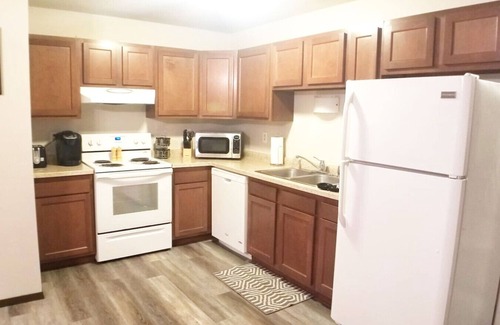 Plover Apartamento | Cozy 3 bedroom apartment with free garage/parking