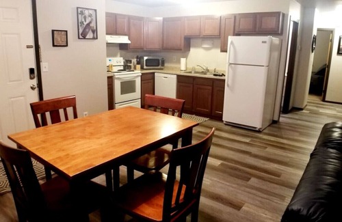 Plover Apartamento | Cozy 3 bedroom apartment with free garage/parking