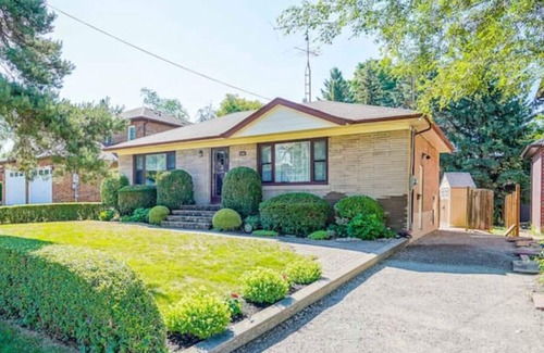 Highland Creek Casa | Cozy 3 Bedroom Bungalow | Prime Location
