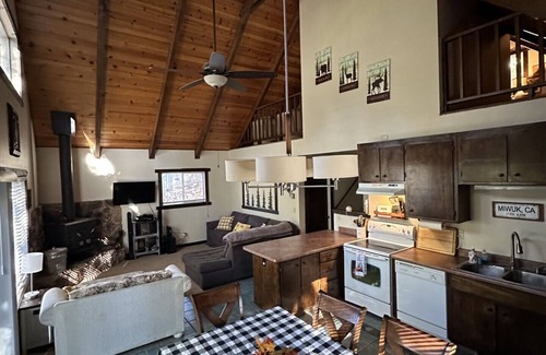 Mi-Wuk Village Cabina | Cozy 3-bedroom chalet with loft in charming Mi-Wuk Village.