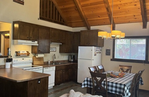 Mi-Wuk Village Cabina | Cozy 3-bedroom chalet with loft in charming Mi-Wuk Village.