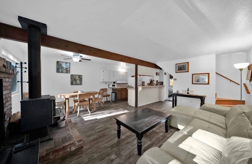 Trinity County Cabina | Cozy 3-bedroom cabin in beautiful Trinity Center with WiFi, AC