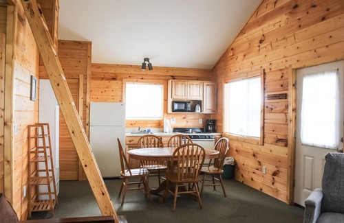 Houghton Lake Cabina | Cozy 3-bedroom cabin with lake view and access.