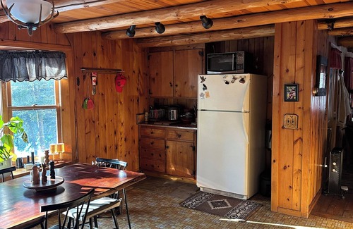 Indian Lake Cabina | Cozy 3-bedroom cabin in welcoming Indian Lake with WiFi/30 mins to Gore Mt