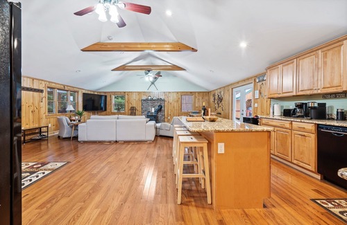 North Haverhill Cabina | Cozy 3-bedroom cabin in charming Haverhill with Hot Tub, Play Area & Fire Pit