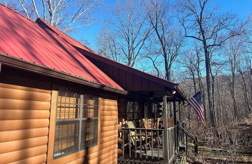 Hiawassee Cabina | Cozy 3-bedroom cabin in quaint Hiawassee with AC, WiFi