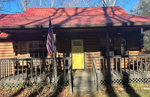 Hiawassee Cabina | Cozy 3-bedroom cabin in quaint Hiawassee with AC, WiFi
