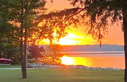 Manistique Cabina | Cozy 3-bedroom cabin in peaceful Manistique on Indian Lake with wifi and cable