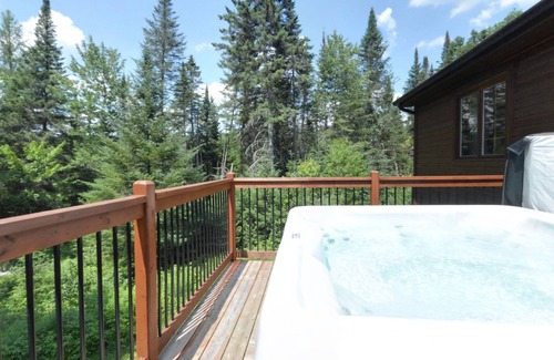 Saint-Faustin-Lac-Carre Chalet De Esquí | Cozy 3-bedroom chalet in lovely Mont-Blanc with WiFi and SPA.
