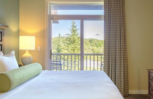 Boyne Falls Complejo | Cozy 3-bedroom Combined resort in peaceful Boyne Falls with AC, WiFi