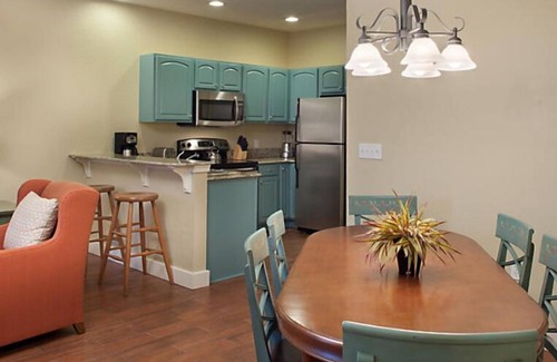 Boyne Falls Complejo | Cozy 3-bedroom Combined resort in peaceful Boyne Falls with AC, WiFi