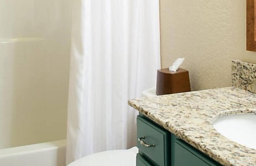 Boyne Falls Complejo | Cozy 3-bedroom Combined resort in peaceful Boyne Falls with AC, WiFi