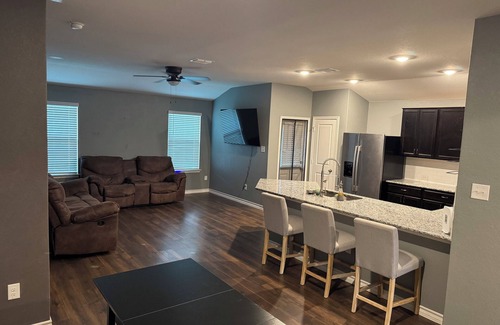 Southside Casa | Cozy 3-bedroom family house in San Antonio next to Lackland AFB