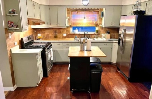 Chicago Lawn Casa | Cozy 3 Bedroom Family Sized Duplex/ 9 mins from Midway airport!