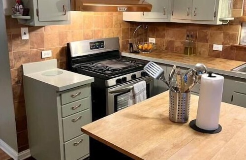 Chicago Lawn Casa | Cozy 3 Bedroom Family Sized Duplex/ 9 mins from Midway airport!