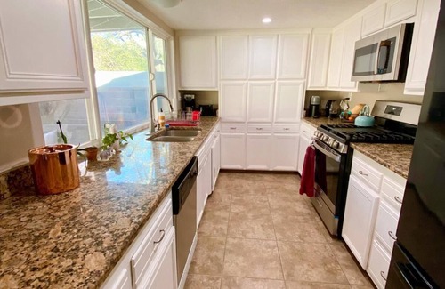 Northeast Heights Casa | Cozy 3-Bedroom Getaway with Yard, Driveway and Garage