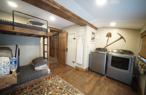 Delta Casa | Cozy 3-Bedroom Grand Chalet in Delta, Colorado