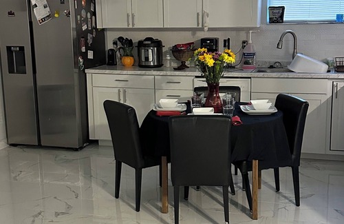 Tarpon Springs Casa | Cozy 3 bedroom home in downtown Tarpon Springs. Walk to the Sponge Docks & more