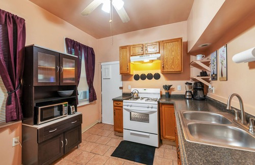 North Philadelphia Casa | Cozy 3-Bedroom Haven: Your Perfect Retreat Steps Away from La Salle University!