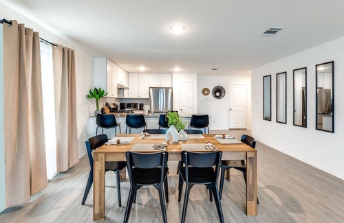 New Braunfels Cabina | Cozy 3-Bedroom Home - Perfect for Extended Stays!
