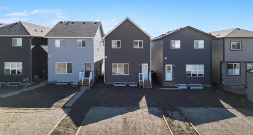 Southeast Calgary Casa | Cozy 3 Bedroom Home in Rangeview