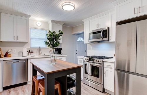 Madison Park Casa | Cozy 3 Bedroom Home in the Heart of Madison Park!