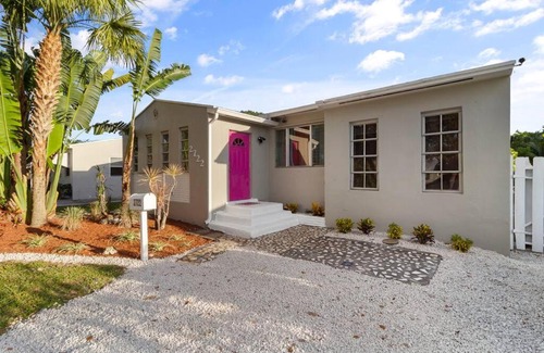 North Central Hollywood Casa | Cozy 3 bedroom home with pool and huge backyard