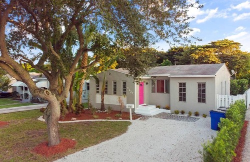 North Central Hollywood Casa | Cozy 3 bedroom home with pool and huge backyard