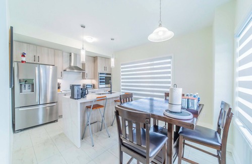Courtice Casa | Cozy 3-bedroom house in charming Courtice with AC, WiFi