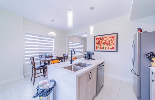 Courtice Casa | Cozy 3-bedroom house in charming Courtice with AC, WiFi