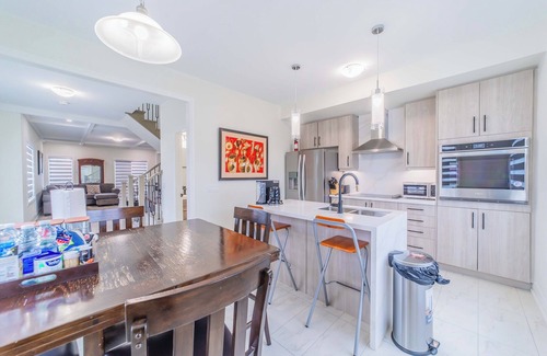 Courtice Casa | Cozy 3-bedroom house in charming Courtice with AC, WiFi