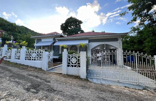 Port Antonio Casa | Cozy 3-bedroom house with AC and WiFi in Fairy Hill