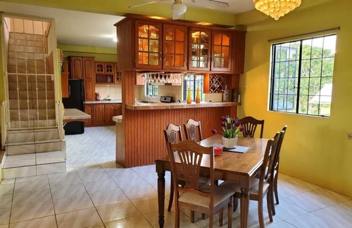 La Brea Casa | Cozy 3 bedroom house. Perfect for Couples, Families, Groups etc.
