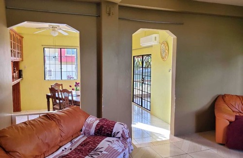 La Brea Casa | Cozy 3 bedroom house. Perfect for Couples, Families, Groups etc.