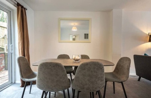 Reading Otro | Cozy 3 bedroom house, sleeps 6 with parking