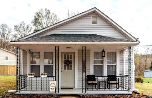Maiden Casa | Cozy 3 Bedroom House w/Free Parking, Netflix, & More