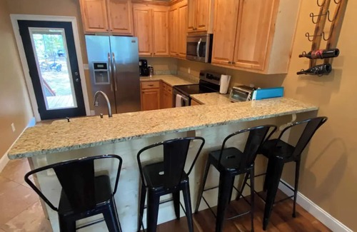 Lake Oconee Casa | Cozy 3-bedroom Lake house with fiber Wifi, Boathouse & Dock on Lake Sinclair