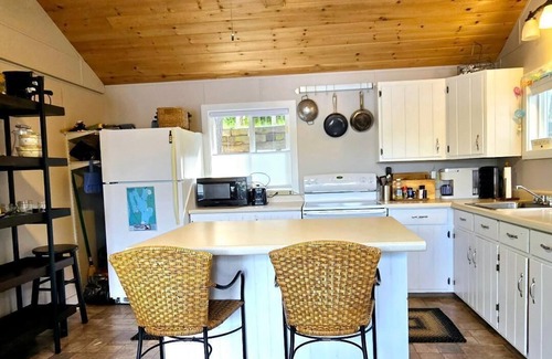 Belgrade Cabina | Cozy 3-bedroom Lakefront camp on Great Pond in Belgrade Maine w/ WiFi, AC