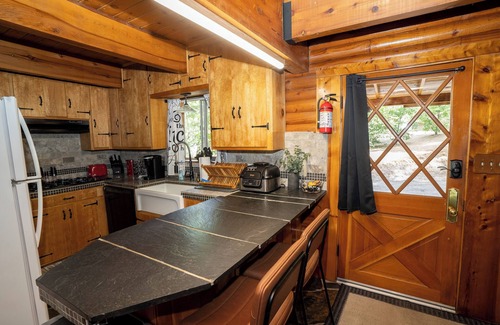 Oakhurst Cabina | Cozy 3-bedroom log Cabin. Just minutes away from Bass Lake.
