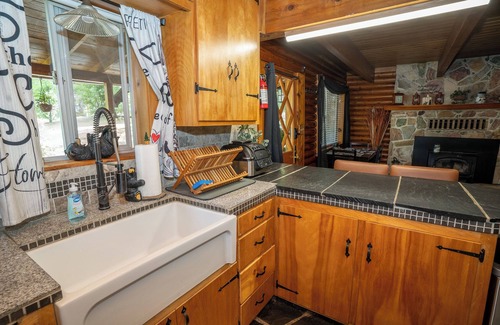 Oakhurst Cabina | Cozy 3-bedroom log Cabin. Just minutes away from Bass Lake.