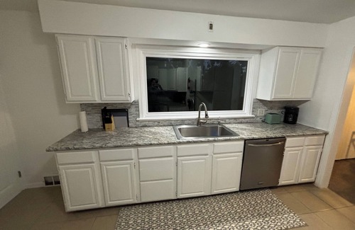 Kalamazoo Casa | Cozy 3-Bedroom Ranch Home - Your Perfect Getaway!
