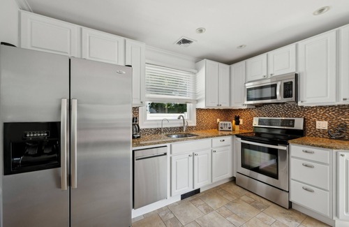 Southampton Casa | Cozy 3 Bedroom Southampton Village Oasis