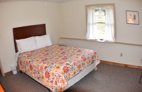 Stahlstown Cabina | Cozy 3 bedroom suite with living room. Close to hiking trails, ski resorts and family parks!