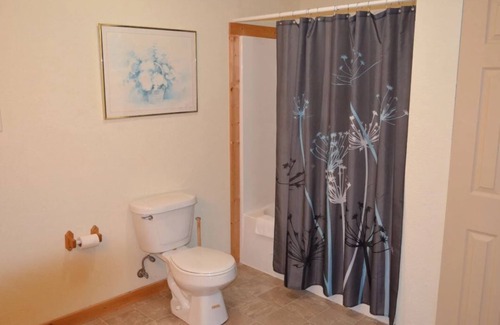 Stahlstown Cabina | Cozy 3 bedroom suite with living room. Close to hiking trails, ski resorts and family parks!
