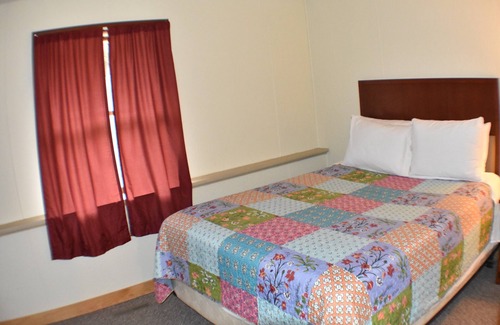 Stahlstown Cabina | Cozy 3 bedroom suite with living room. Close to hiking trails, ski resorts and family parks!