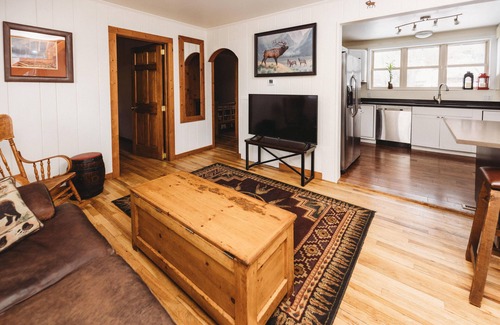 Glenwood Springs Cabina | Cozy 3-bedroom Trapper Cabin in central Glenwood with AC WiFi and yard. Sleeps 6